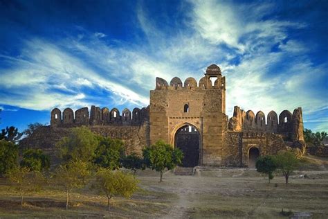  De Rohtas Fort: Een majestueuze vesting vol historie en architecturale wonderen!