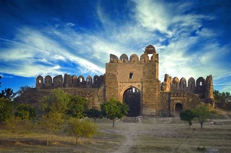 De Rohtas Fort: Een imposante vesting met een rijke geschiedenis!