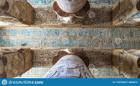 De Tempel van Isis in Dendera: Een Verborgen Schat van Mystiek en Pracht!