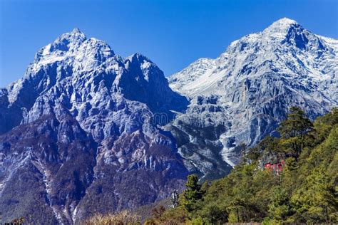 Jade Dragon Snow Mountain!  Een majesteuze bergtop met adembenemende panoramische uitzichten!