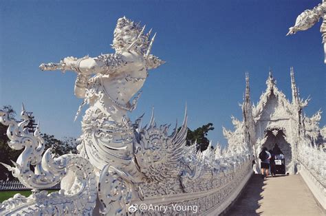 Wat Rong Khun: Een Glitteŕende Parel Van Mystieke Kunst En Moderne Architectuur!